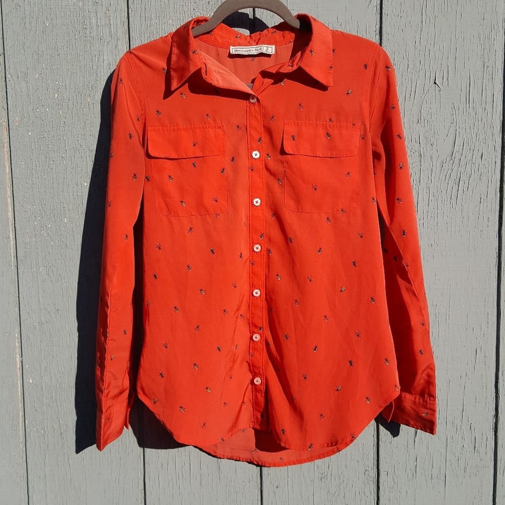 Bee button up